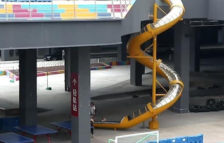 Cau truot xoan oc cao 10 m o ga tau Trung Quoc hinh anh