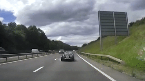 Xe the thao co di toc do 112 km/h dam vang nap capo hinh anh