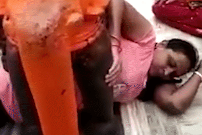 Nguoi phu nu An Do mac ket vao tuong voi sau khi chup anh hinh anh