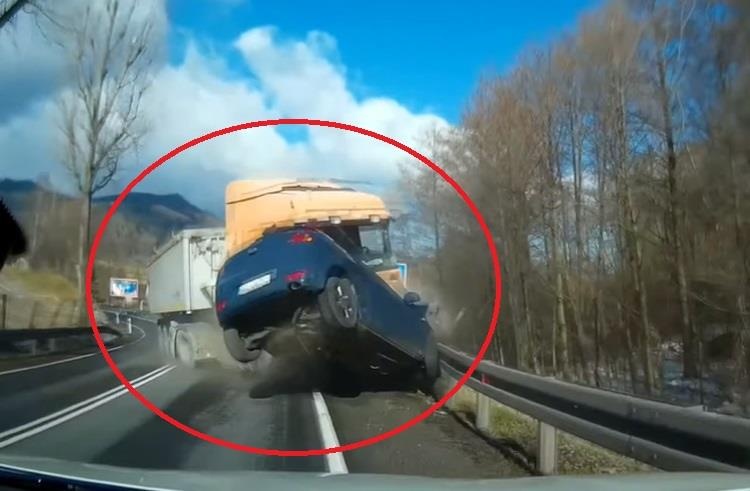 Xe tai no lop dam bay oto di nguoc chieu o Ba Lan hinh anh