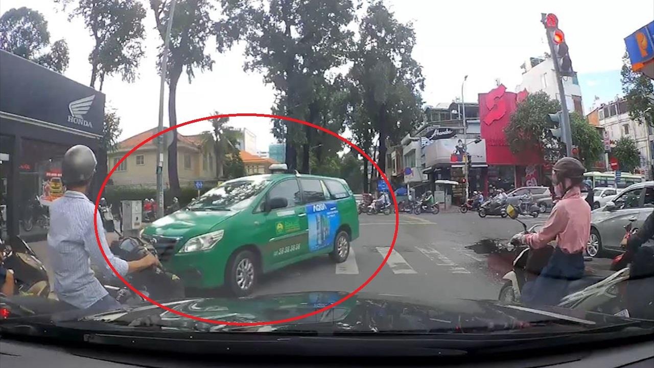 Tai xe taxi ngang nhien re vao duong mot chieu hinh anh