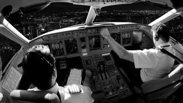 May bay vua cat canh thi san bi thung, co truong giai cuu than ky hinh anh