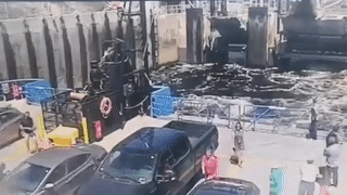 Oto bay khoi duong lao len pha dang di chuyen hinh anh