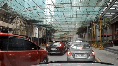 Can cau roi tu tang 34 xuong duong trong gio cao diem hinh anh