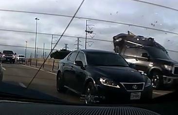 Oto re dot ngot khien xe phia sau bi hat tung len cao hinh anh