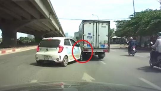 Oto mop dau khi sang duong dam vao duoi xe tai hinh anh