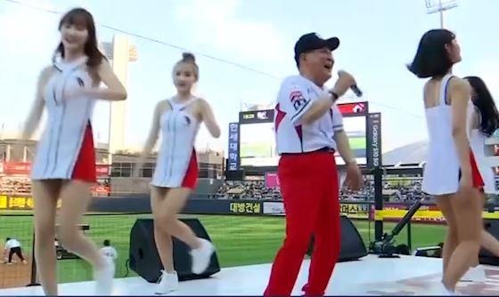 Bat ngo noi tieng o tuoi 77 hinh anh