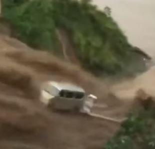 Lu quet cuon troi oto xuong song o Trung Quoc hinh anh