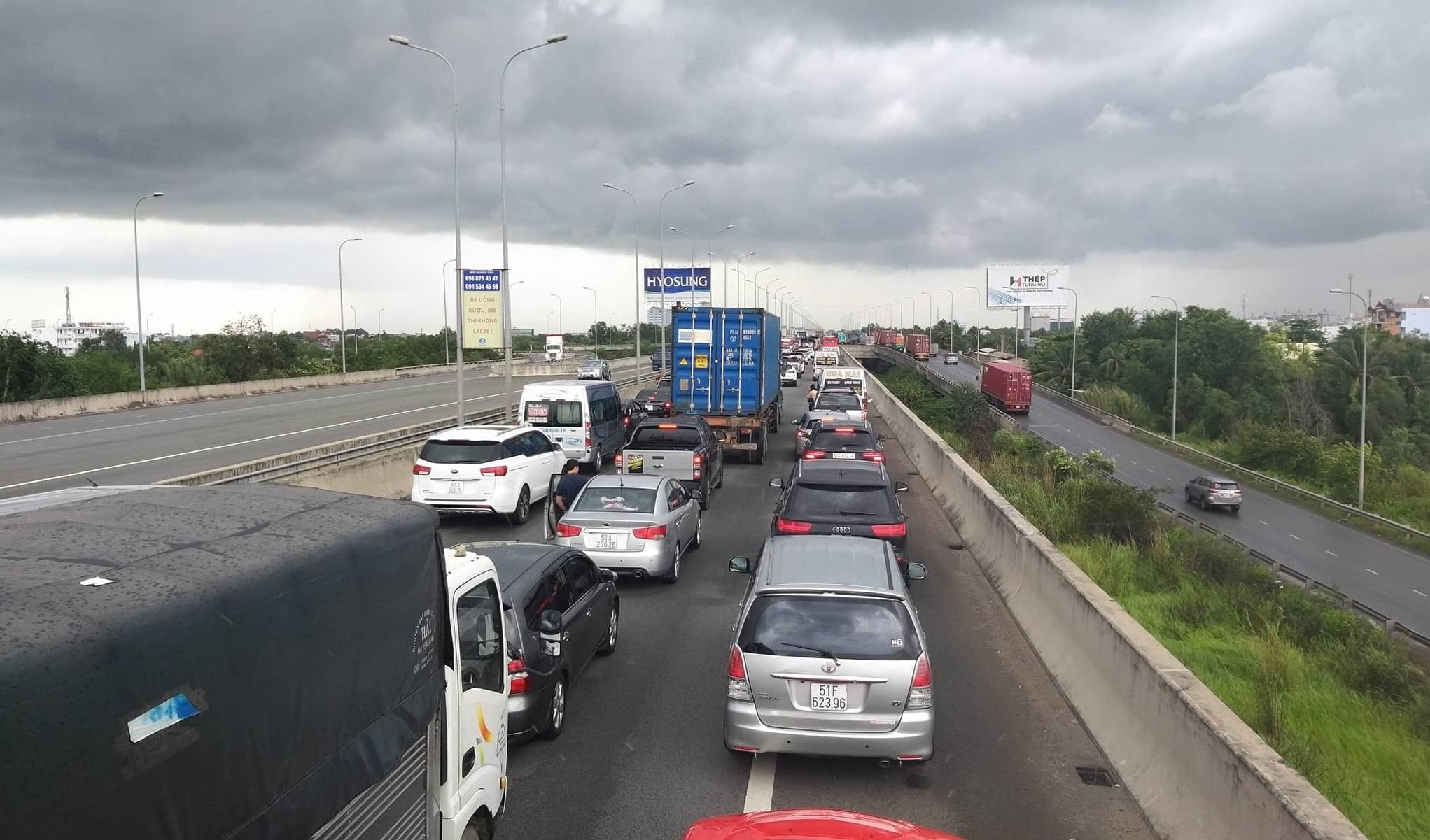 Tai nan o nut co chai, hang nghin oto ket cung o cao toc Long Thanh hinh anh