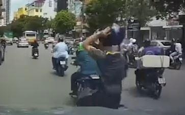 Bi ep vao oto, thanh nien lay mu bao hiem nem vao xe may hinh anh