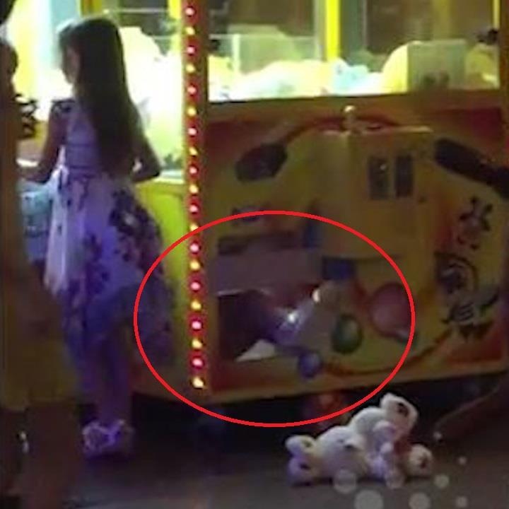 Khong gap duoc do choi, be gai chui tot vao may de lay hinh anh