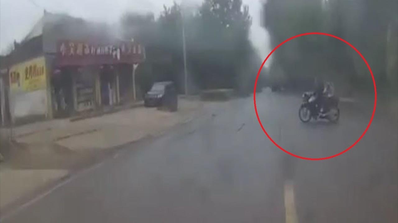 Tranh xe may, oto tong thang vao cua hang o Trung Quoc hinh anh