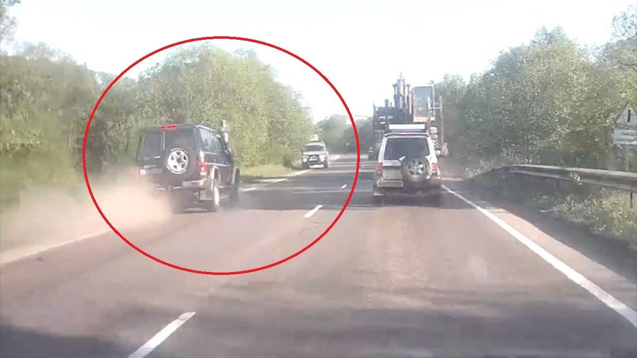 Lan lan de vuot mat, 2 oto bat ngo tong thang vao nhau hinh anh