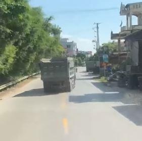 Xe tai lien tuc 'nhay mua' khap duong o Hung Yen hinh anh