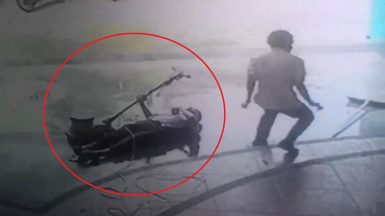 Giai cuu kip thoi nguoi dan ong bi dien giat khi lau nha hinh anh