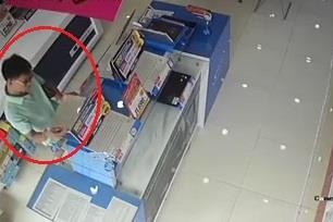 Nguoi dan ong di oto sang trom laptop trong cua hang hinh anh