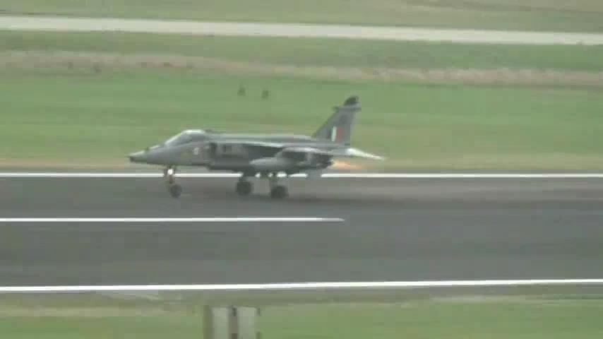 Chien dau co va trung chim, phi cong tha bom va binh xang de ha canh hinh anh