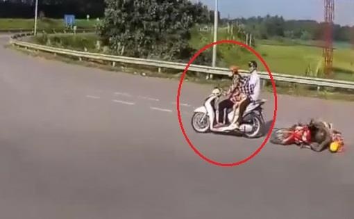 Nguoi phu nu than nhien bo di sau khi tat nga xe nguoi khac hinh anh