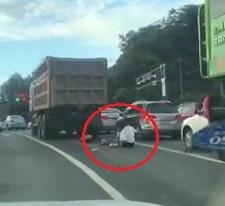 Nguoi phu nu bo day sau khi bi xe tai chay qua hinh anh