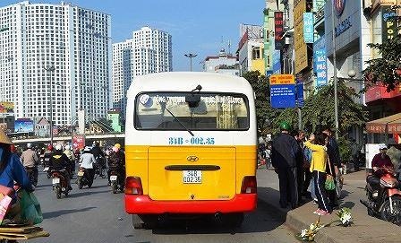 Xe buyt 'nhai' long hanh giua Ha Noi hinh anh