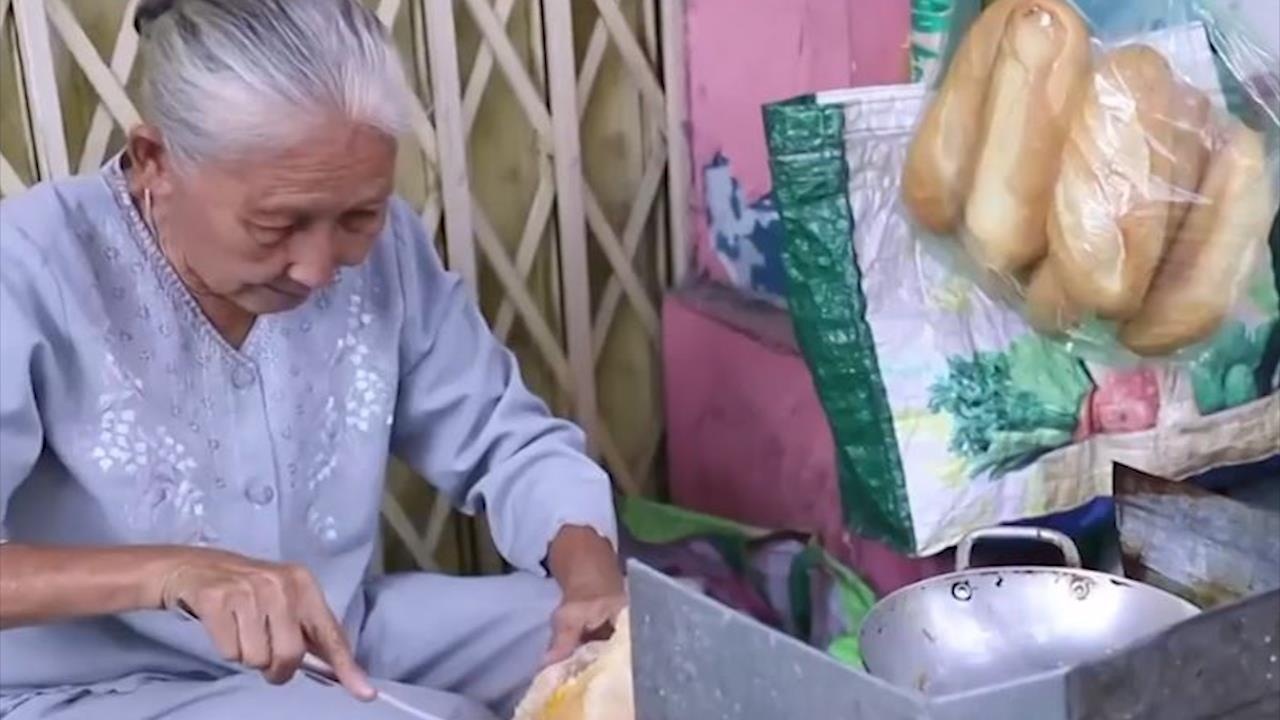 Cu ba 75 tuoi ban banh my le duong 'chem' tieng Anh nhu gio hinh anh