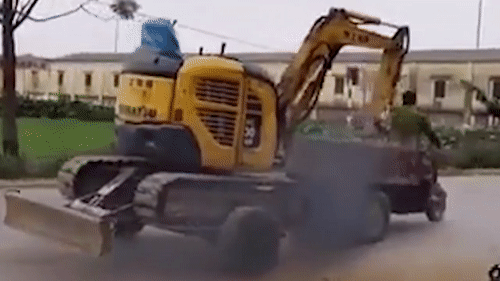 Xe ba gac keo may xuc dat tren duong hinh anh