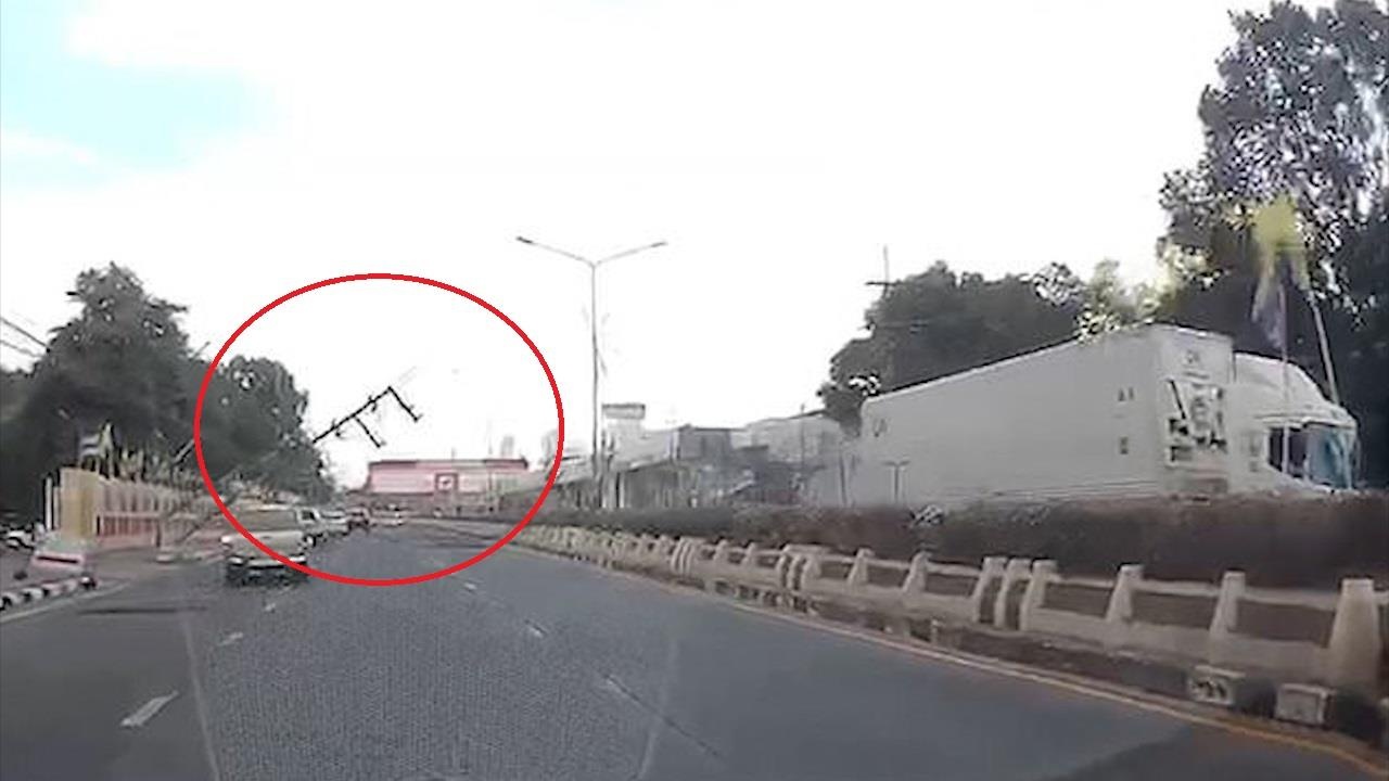 Cot dien nga sap va phat no sau khi xe tai di ngang qua hinh anh