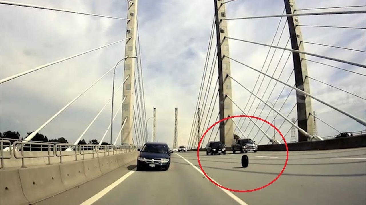 Lop xe vang ra duong khi oto dang chay o Canada hinh anh