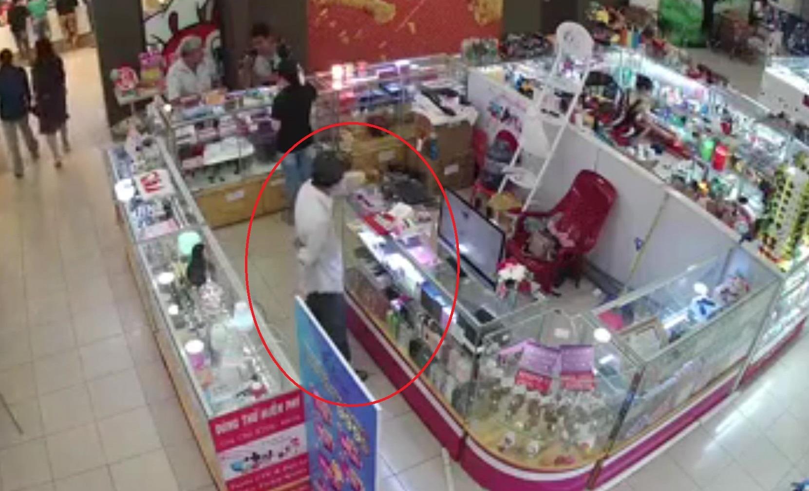 Ten trom cuom dien thoai cua nhan vien sieu thi chi trong 30 giay hinh anh