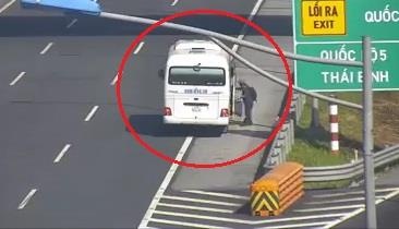 Xe ngang nhien tra khach tren cao toc Ha Noi - Hai Phong hinh anh