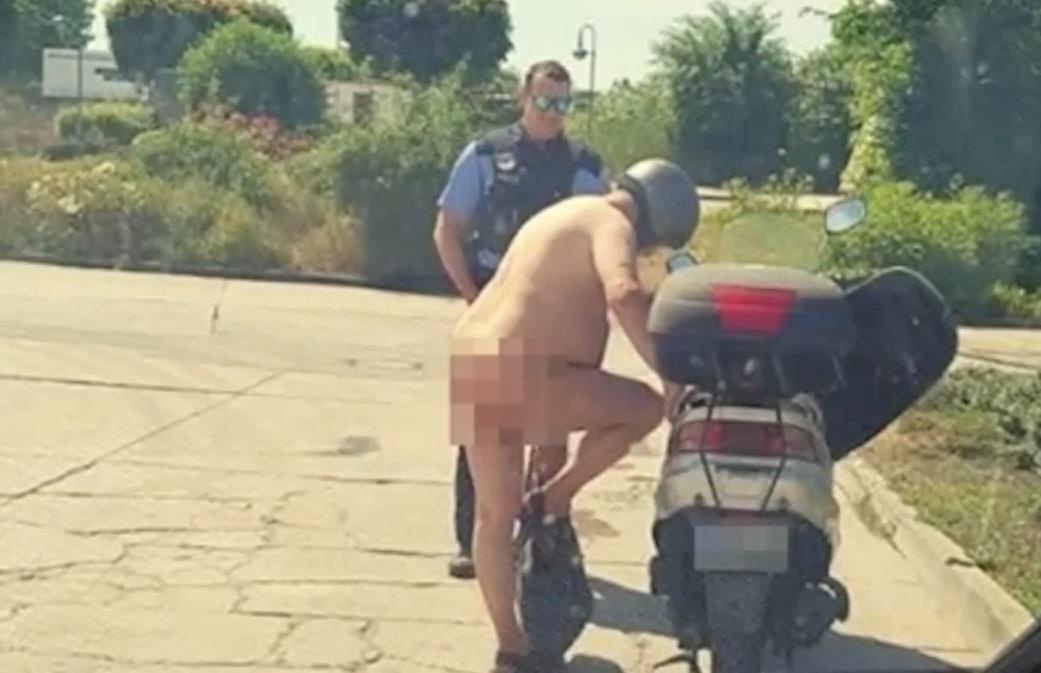 Nguoi dan ong khoa than lai xe vi troi nang nong hinh anh