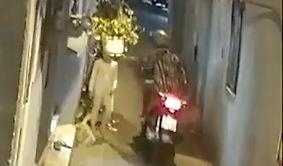 Thanh nien giat day chuyen be gai trong hem nho hinh anh