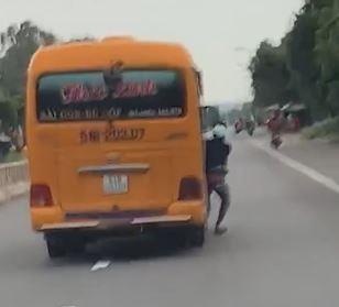 Lo xe khach dua chan ra 'dung dua' giua duong hinh anh