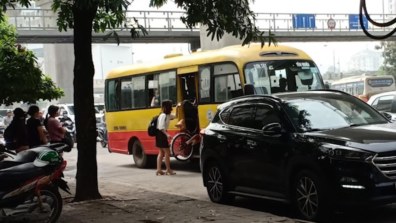 Nhieu xe buyt gia long hanh o Ha Noi hinh anh