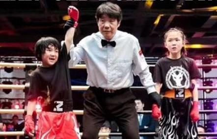 Be gai 8 tuoi dam boc sieu dieu nghe hinh anh