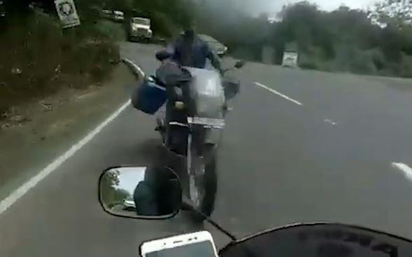 Hai moto dam truc dien do lan lan o An Do hinh anh