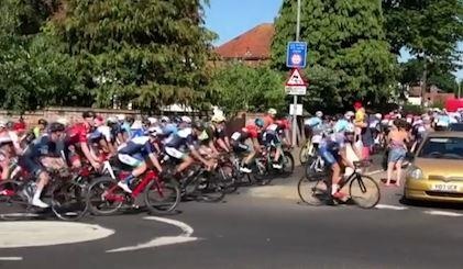 Hang tram nguoi di xe dap re sai huong trong cuoc dua o Anh hinh anh
