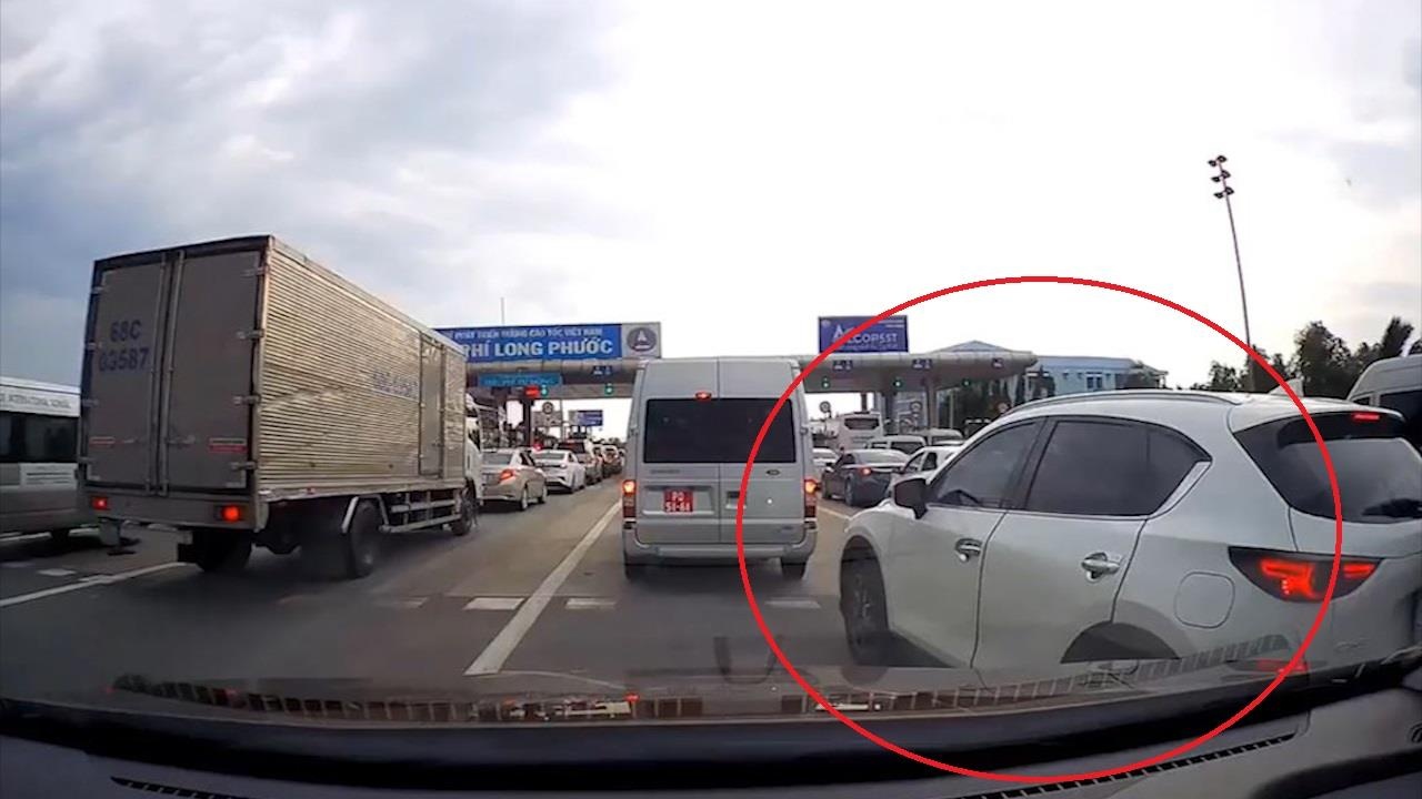 Tai xe oto tat dau, khong chiu xep hang khi qua tram thu phi hinh anh