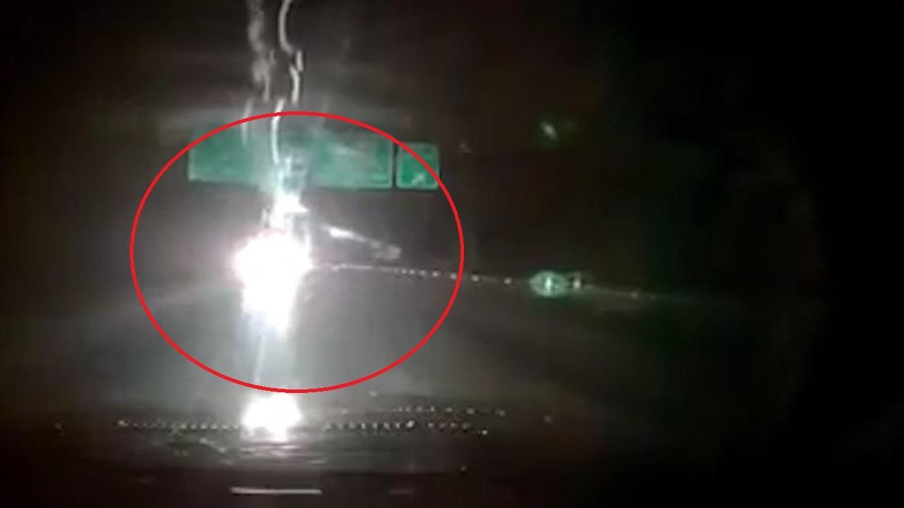 Tai xe oto vo tu bat den pha, di nguoc chieu tren cao toc hinh anh