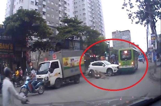 'Oto dien' tong ca loat xe may khi bang qua duong o Ha Noi hinh anh