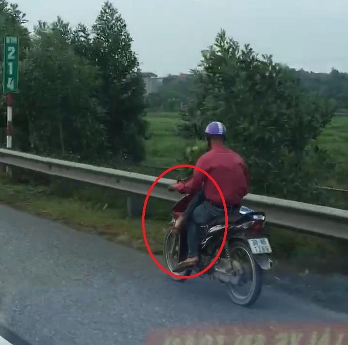 Xe may gac chan sang mot ben chay bon bon tren cao toc hinh anh