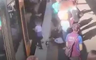 Truot tay me, be trai lot xuong duong ray khi tau den hinh anh