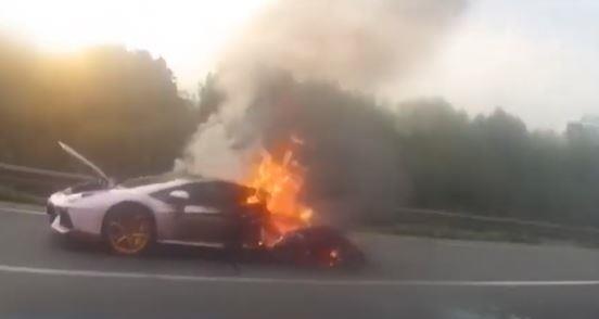 Lamborghini chay ngun ngut tren cao toc hinh anh