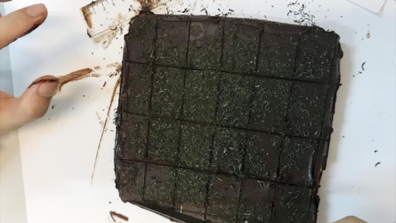 San xuat banh chocolate chua can sa roi rao ban tren mang hinh anh