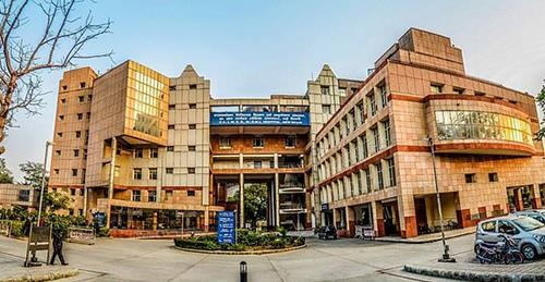 Chang trai song lai ngay truoc khi chon cat hinh anh