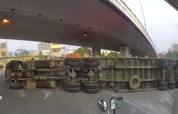 Tai xe container vao cua toc do cao khien xe lat nhao o Hai Phong hinh anh