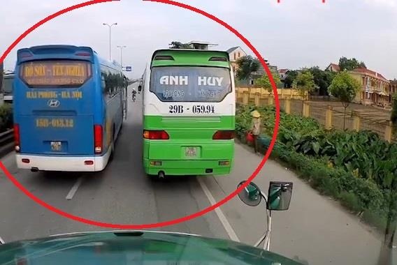 Hai xe khach ngang nhien dung do giua duong, khong cho xe khac vuot hinh anh