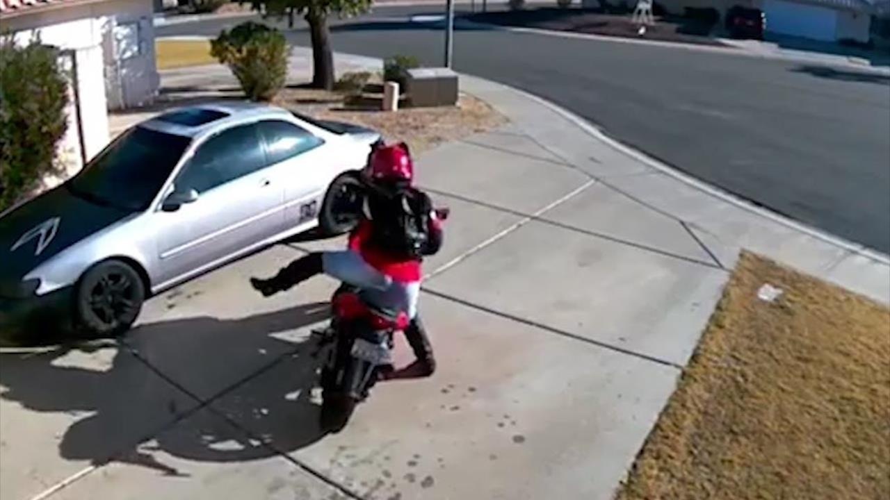 Nu tai xe khon kho khi xe may bi nga hinh anh