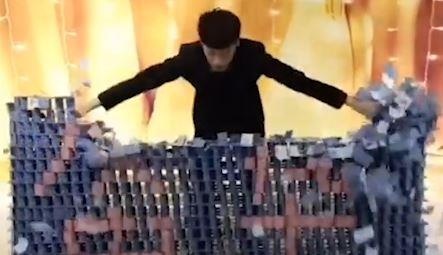 Man trinh dien domino 'khong lo' cua anh chang Trung Quoc hinh anh