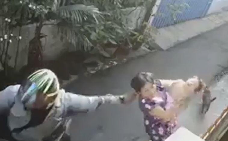 Ten cuop giat day chuyen khien nguoi phu nu be tre nho dap dau hinh anh